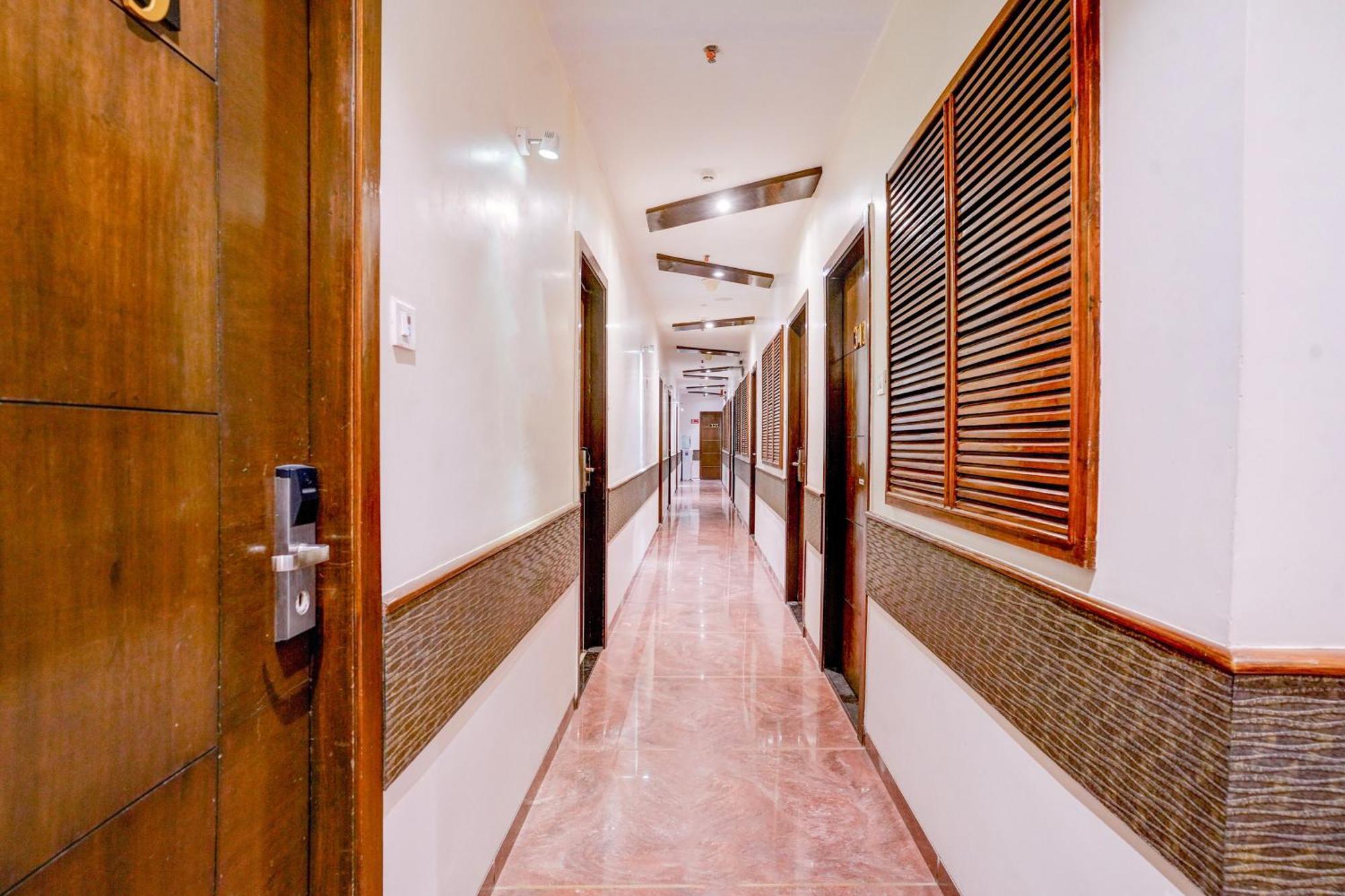 Super Townhouse Oak Times Square Le Western Mumbai Exterior foto
